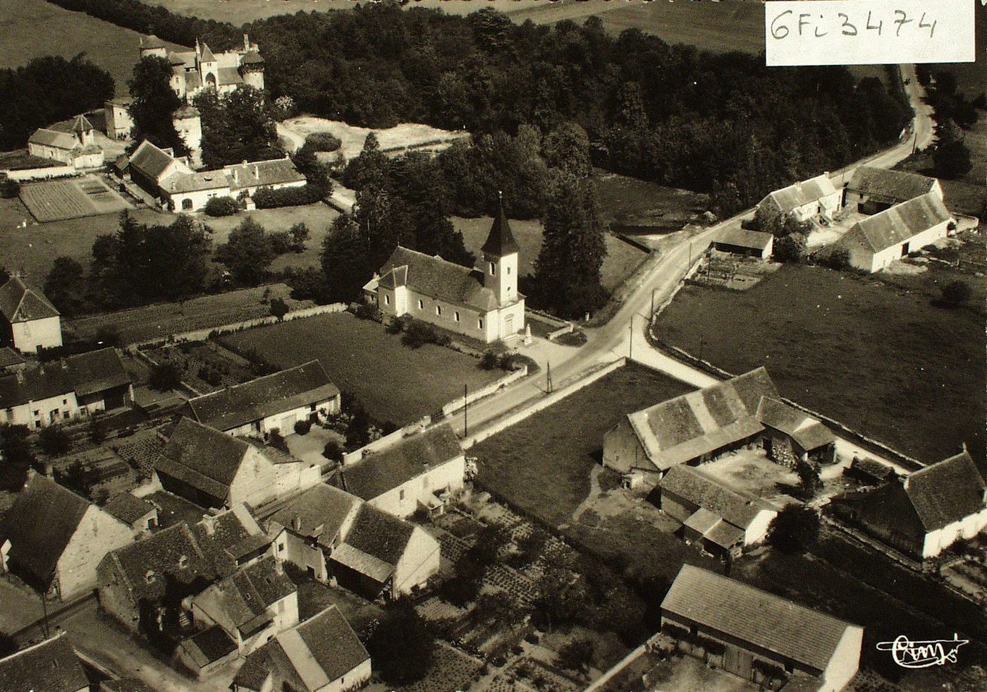 Sercy. Vue aérienne sur le château et l'église.