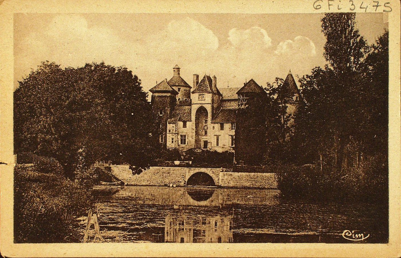 La Bourgogne historique et monumentale. Le Mâconnais. Château de Sercy. Semur passe en 1560 aux barons, Claude de Semur fut un ligueur déterminé ; en 1629 à Anne de Rochefort qui le lègue à son neveu ; de 1707 et 1770 appartient aux de Bellefond. Acquis en 1771, par Antoine Viard, dont la veuve épousa Pierrre Dézoteux, il fut vendu en 1787, à Claude Perroy, seigneur de la Forestile, dont la petite fille épousa M. de Contenson, propriétaire actuel.