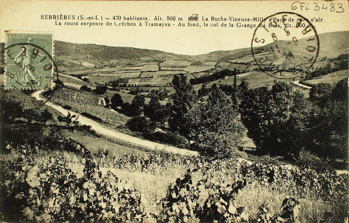 Serrières. 470 habitants. Alt 500 m. La Roche Vineuse-Milly "pays de cure d'air". La route serpente de Crêches à Tramayes. Au fond, le col de la Grange du Bois, alt 600 m.