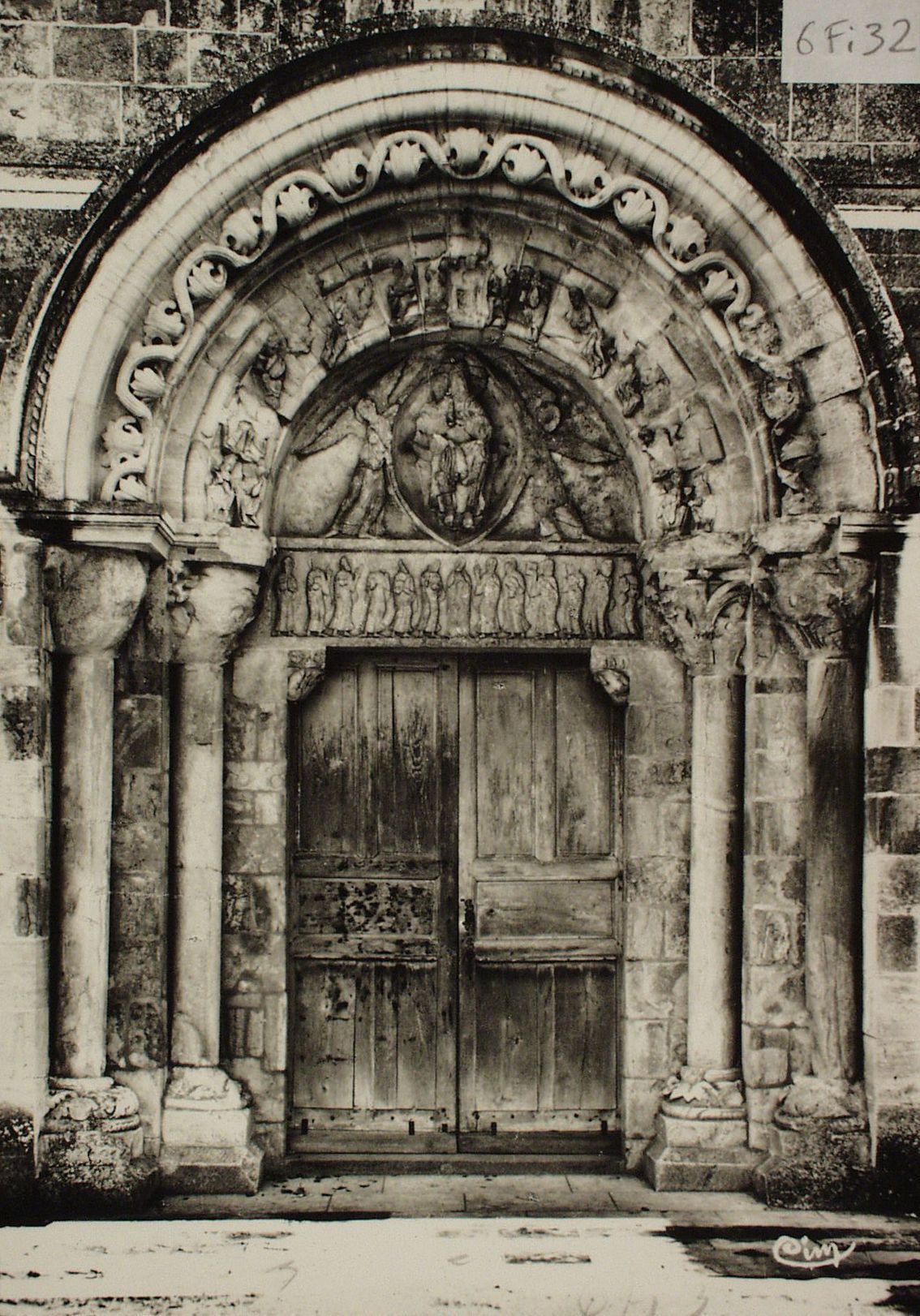 Environs de Marcigny. Anzy-le-Duc. Eglise romane (XI, XIIe s.). Le portail.