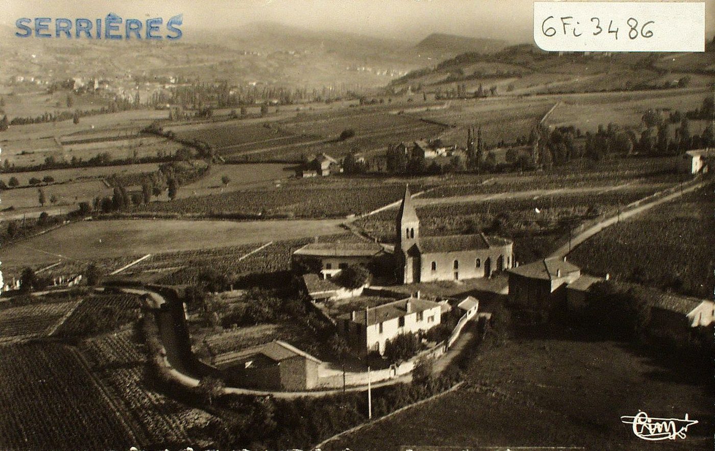 Serrières. Vue aérienne. L'église, l'école et vallée de Pierreclos.