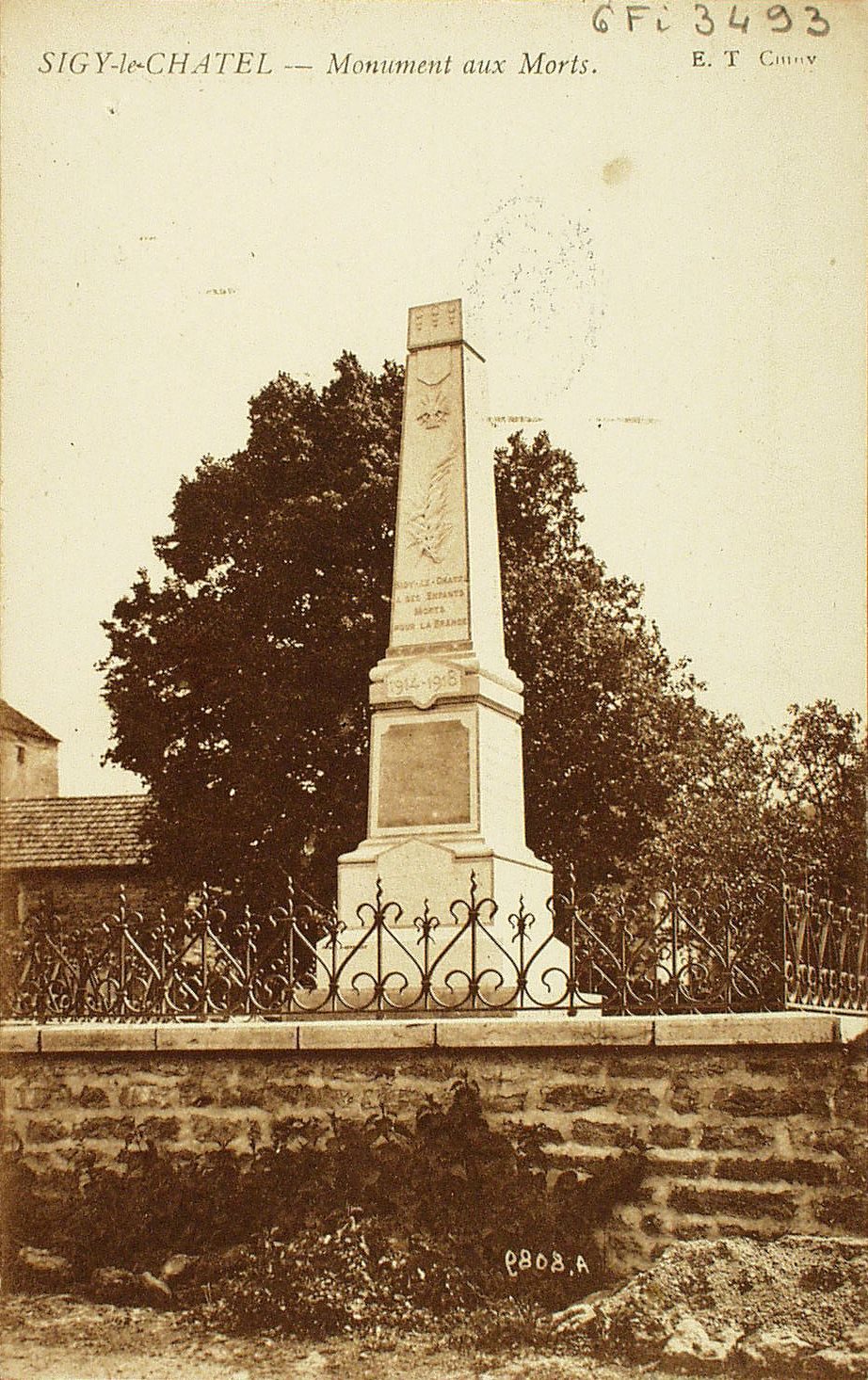 Sigy-le-Châtel. Monument aux morts.