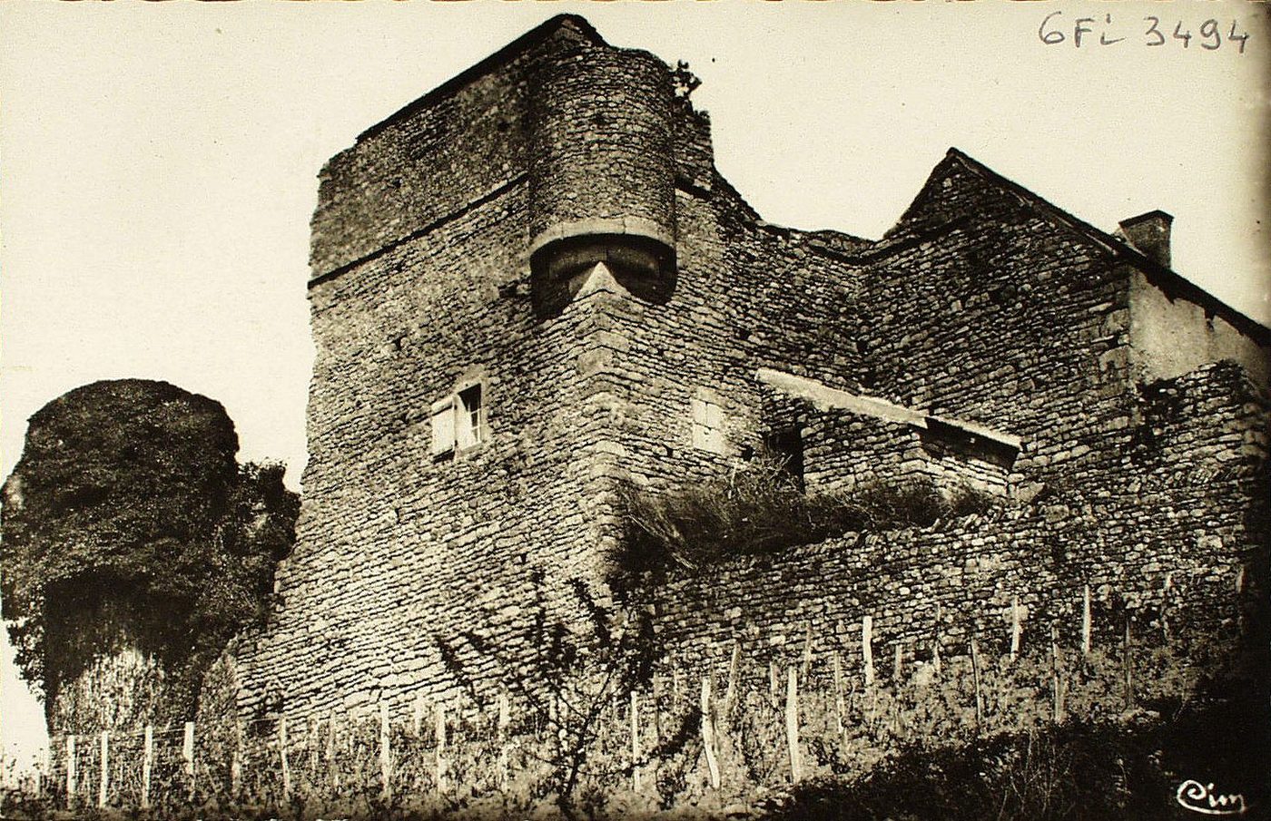 La Bourgogne historique et monumentale. Vieux château de Sigy-le-Châtel. Appartenait en 1279, à Robert II, duc de Bourgogne ; au début du XVe s. aux Trezette. En 1496, Odile de Givincy, écuyer, seigneur de Vitry et Sigy en partie, fait donation de ses biens au monastère de Cluny. En 1607, Philibert de Laguiche, seigneur du lieu et de Chaumont, se qualifie baron de Sigy-le-Châtel. Les habitants de Sigy, Sailly, Saint-Ythaire et Saint-Marcellin étaient autrefois assujettis à faire guet et garde en ce château.