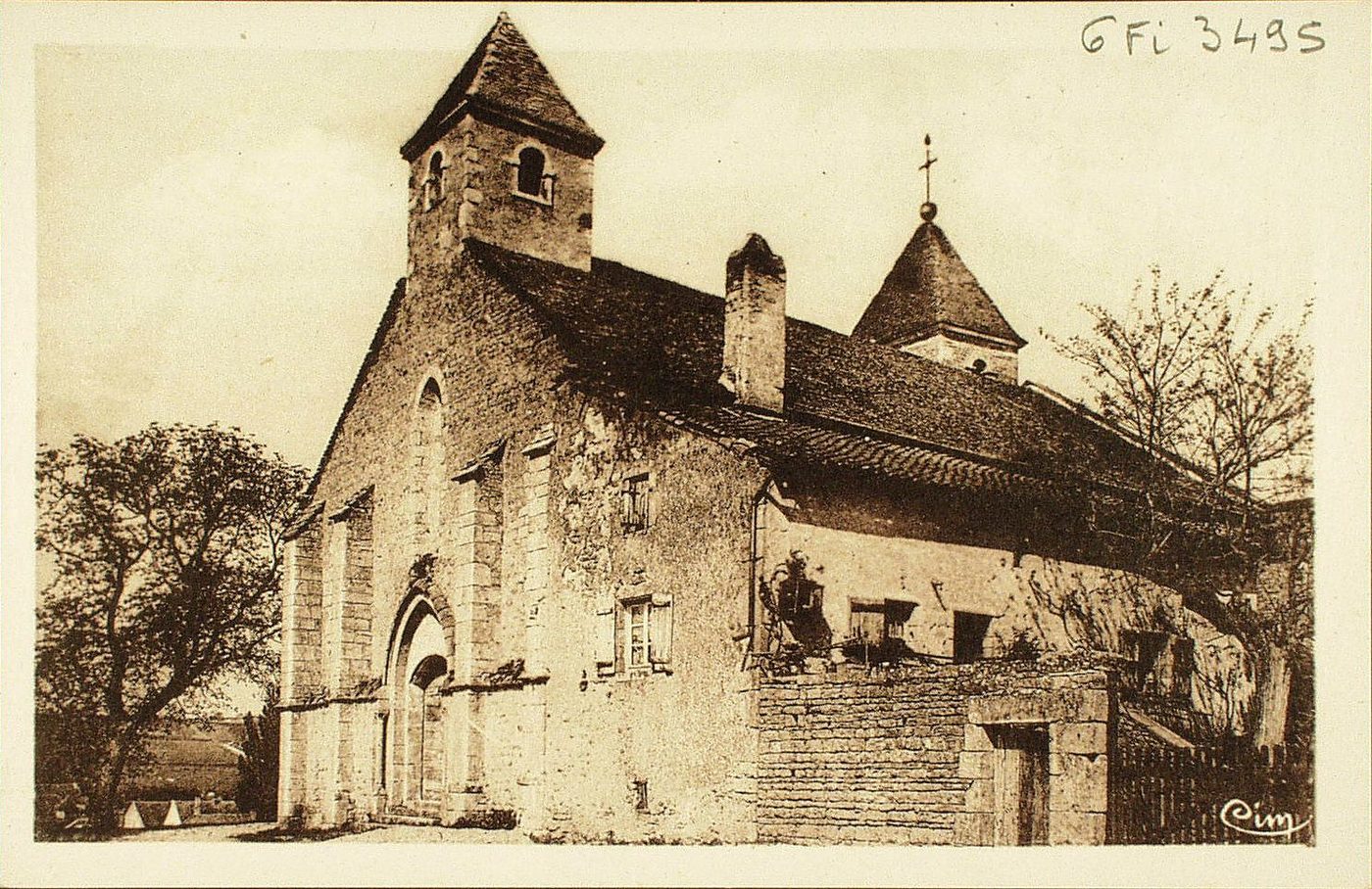 Le Mâconnais illustré. Eglise de Sigy-le-Châtel. Ancienne chapelle du prieuré de Saint-Nicolas, fondée au XIIe s. ; réuni au plus tard à celui de Perrecy. Elle recevait en 1767 les ornements de la chapelle de l'ancien château. A la Révolution, vendue avec le prieuré et les biens 34000 livres. Le choeur et le clocher n'ont été ajoutés qu'en 1853.