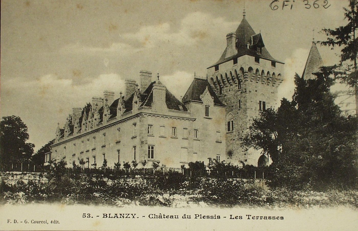 Blanzy. Château du Plessis. Les terrasses.