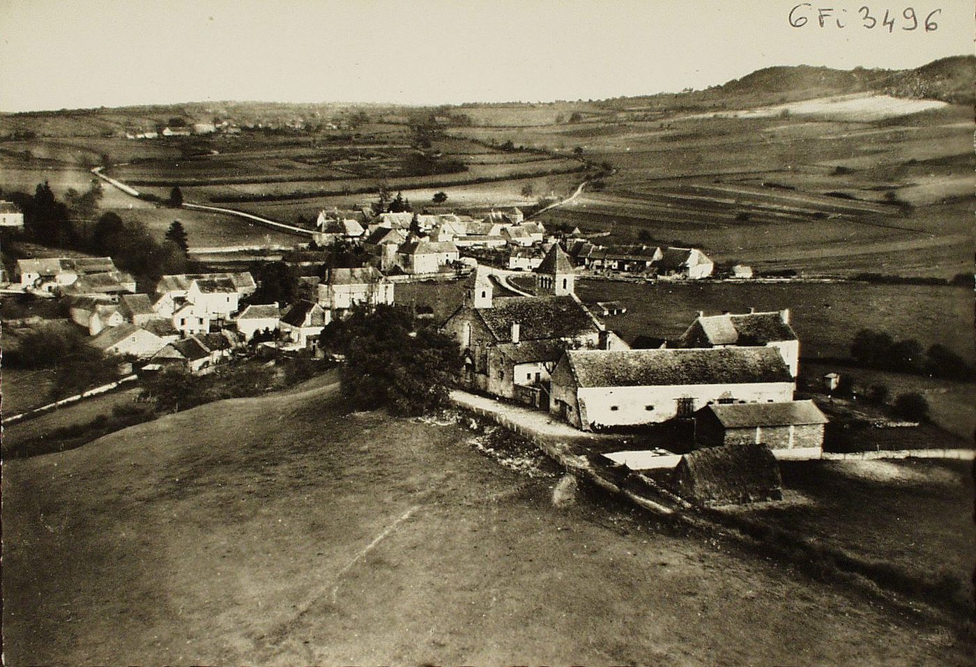 Sigy-le-Châtel. Touristique. 168 habitants. Visitez les ruines de son château féodal, son église du XIe s. Monuments historiques. Arrosé par la Guye, 11 km de Saint-Gengoux-le-National.
