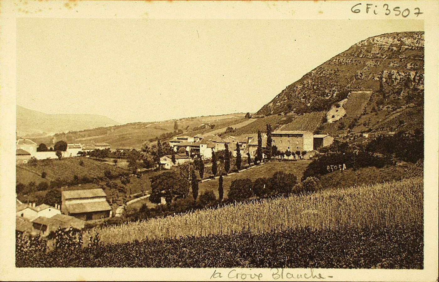 Berzé-la-Ville. La roche.