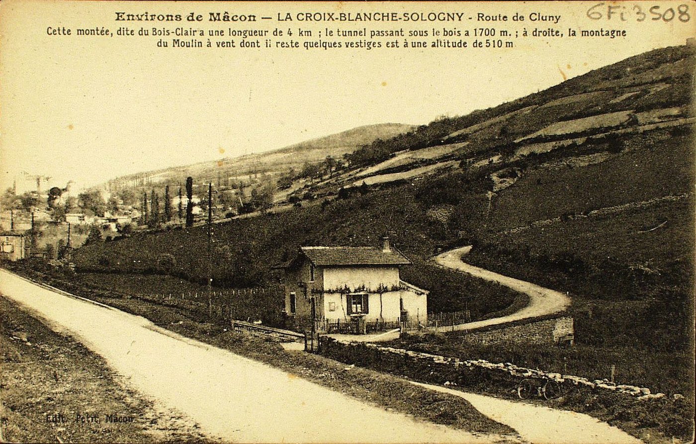 Environs de Mâcon. La Croix-Blanche-Sologny. Route de Cluny. Cette montée, dite du Bois-Clair a une longueur de 4 km ; le tunnel passant sous le bois à 1700 m ; à droite, la montagne du moulin à vent dont il reste quelques vestiges est à une altitude de 510 m.
