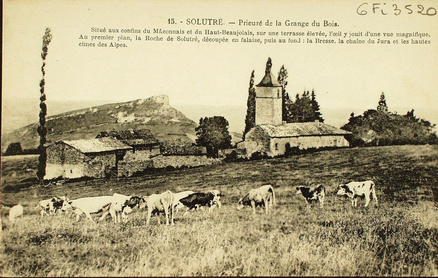 Solutré. Prieuré de la Grange du Bois. Situé aux confins du Mâconnais et du Haut-Beaujolais, sur une terrasse élevée, l'oeil y jouit d'une vue magnifique. Au premier plan, la Roche de Solutré, découpée en falaise, puis au fond : la Bresse, la chaîne du Jura et les hautes cimes des Alpes.