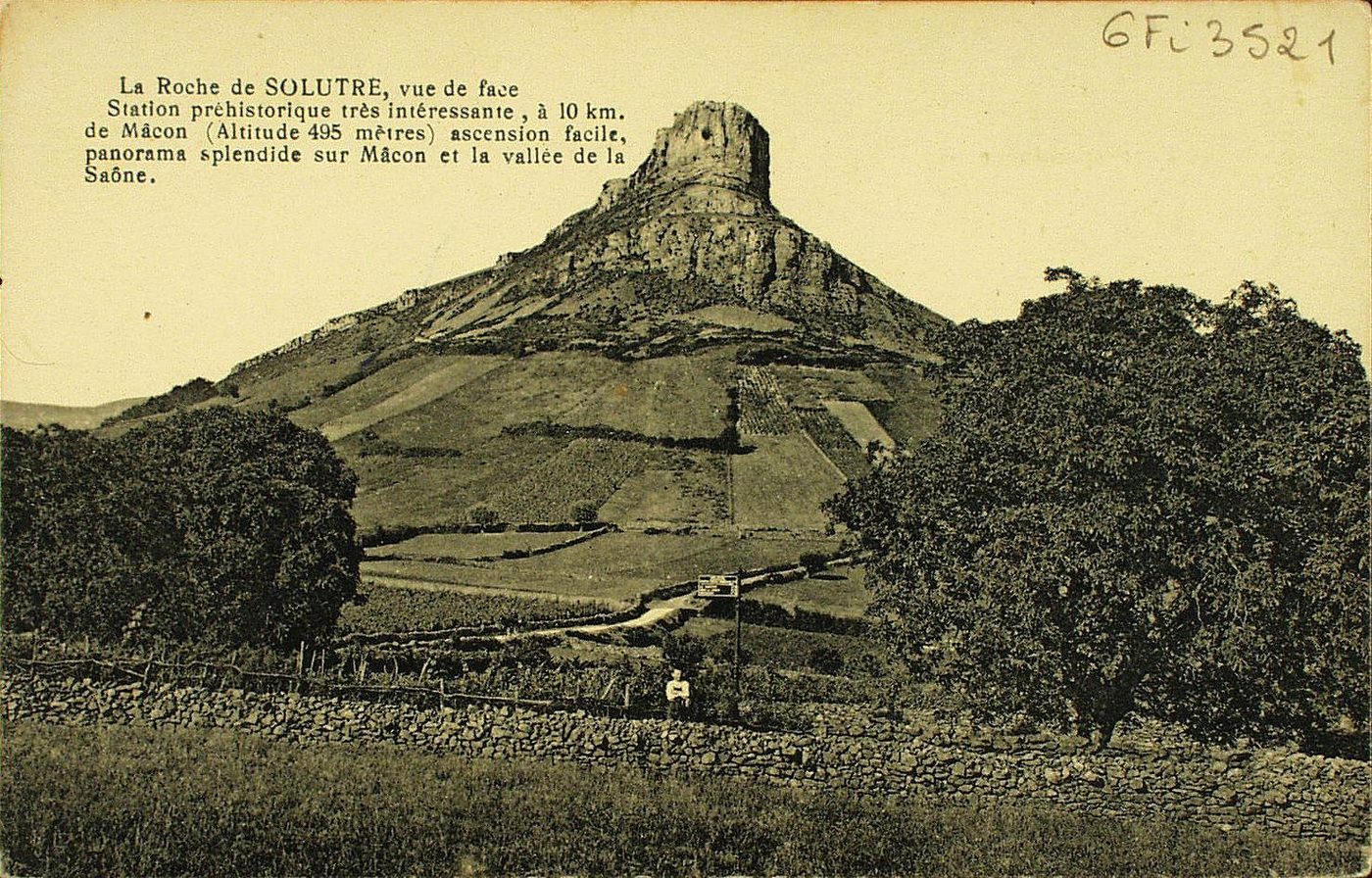 La Roche de Solutré, vue de face. Station préhistorique très intéressante, à 10 km. de Mâcon (altitude 495 mètres) ascension facile, panorama splendide sur Mâcon et la vallée de la Saône.