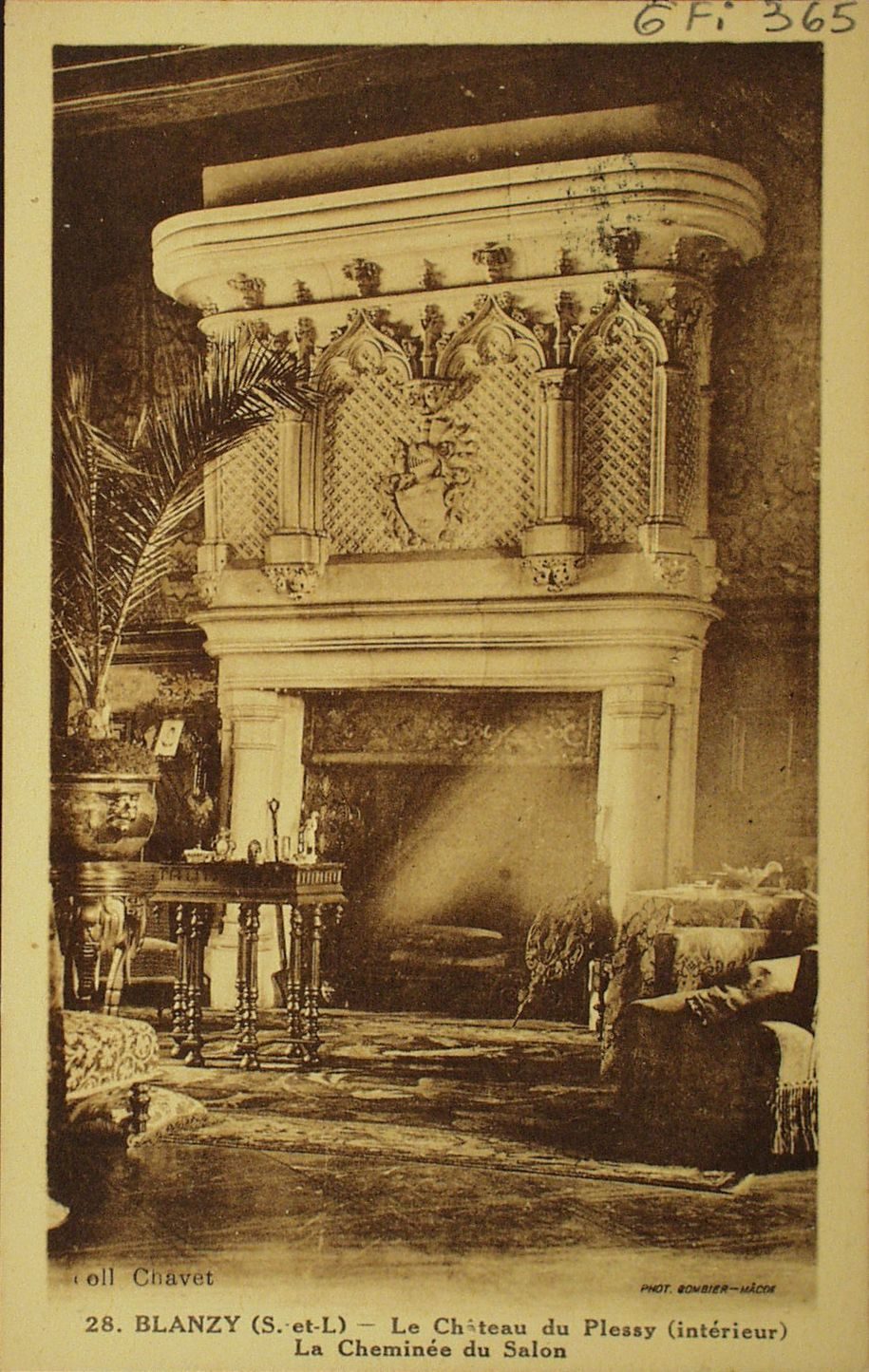 Blanzy. Le château du Plessy (intérieur). La cheminée du salon.