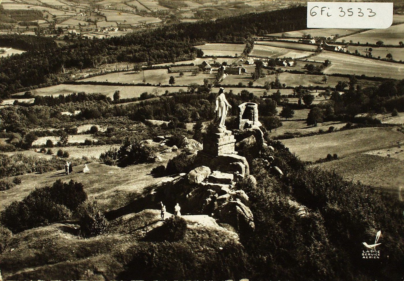 En avion au dessus de ... Suin. La Vierge.