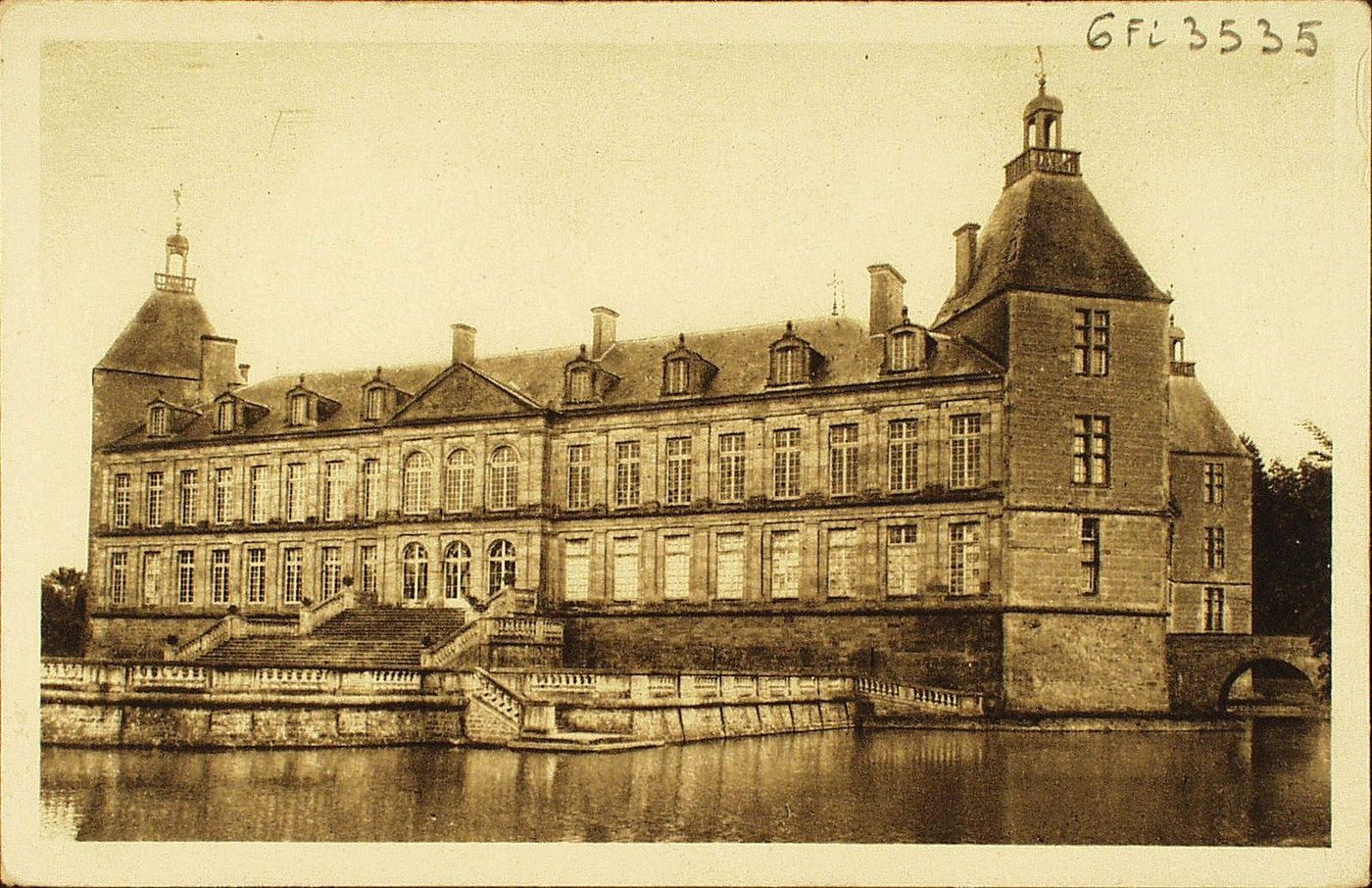 Sully, près d'Autun. Le château (XVIe s.). Le plus important et le plus beau de la région ; c'est dans cette antique demeure que naquit, en 1808, Maurice, comte de Mac-Mahon, duc de Magenta, Maréchal de France et Président de la République.