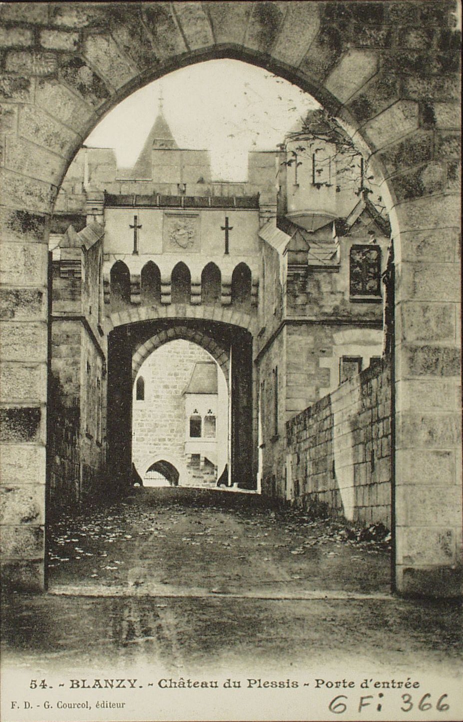 Blanzy. Château du Plessis. Porte d'entrée.