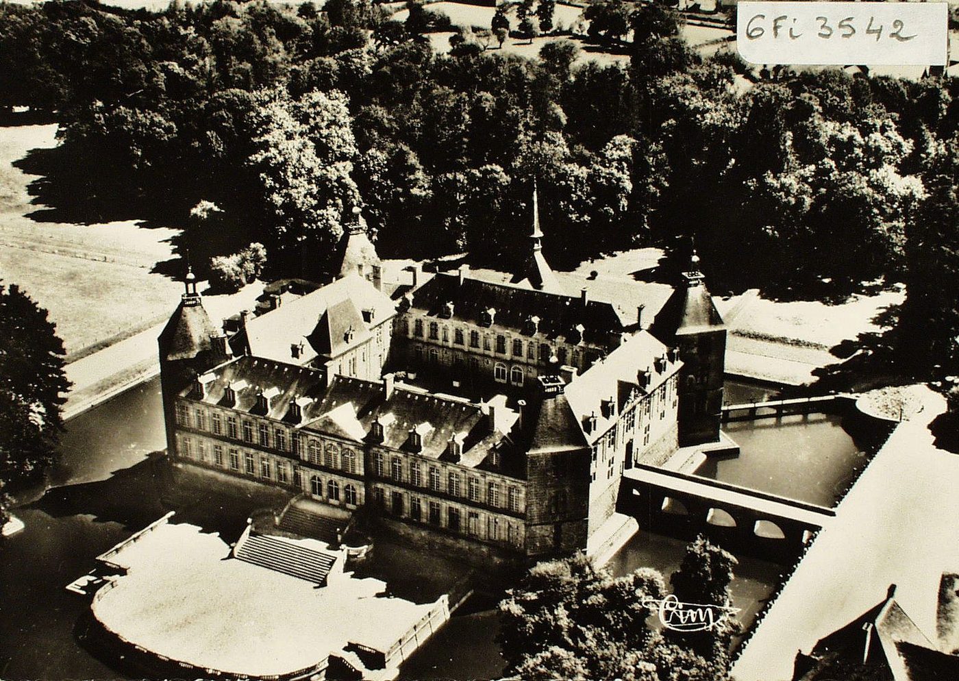 Sully-le-Château. Vue aérienne du château.