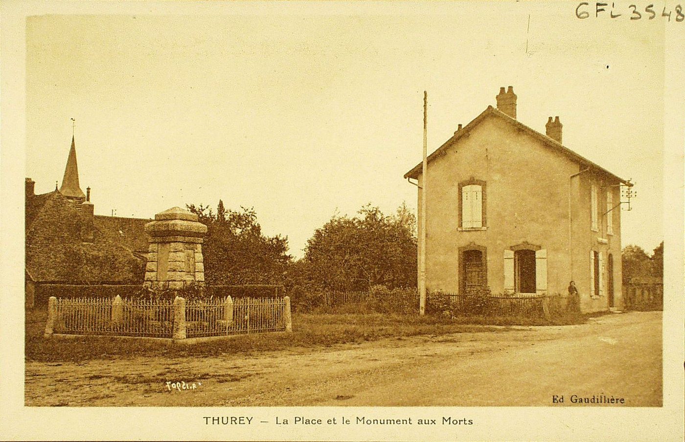 Thurey. La place et le monument aux morts.
