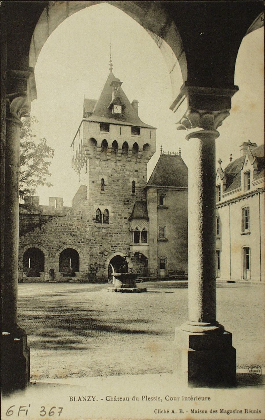 Blanzy. Château du Plessis, cour intérieure.