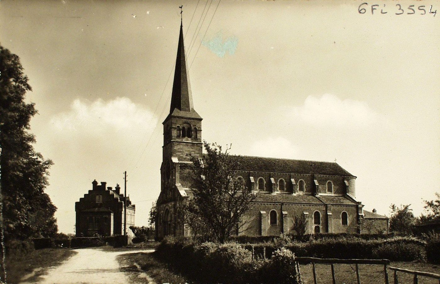 Torpes. L'église et le presbytère