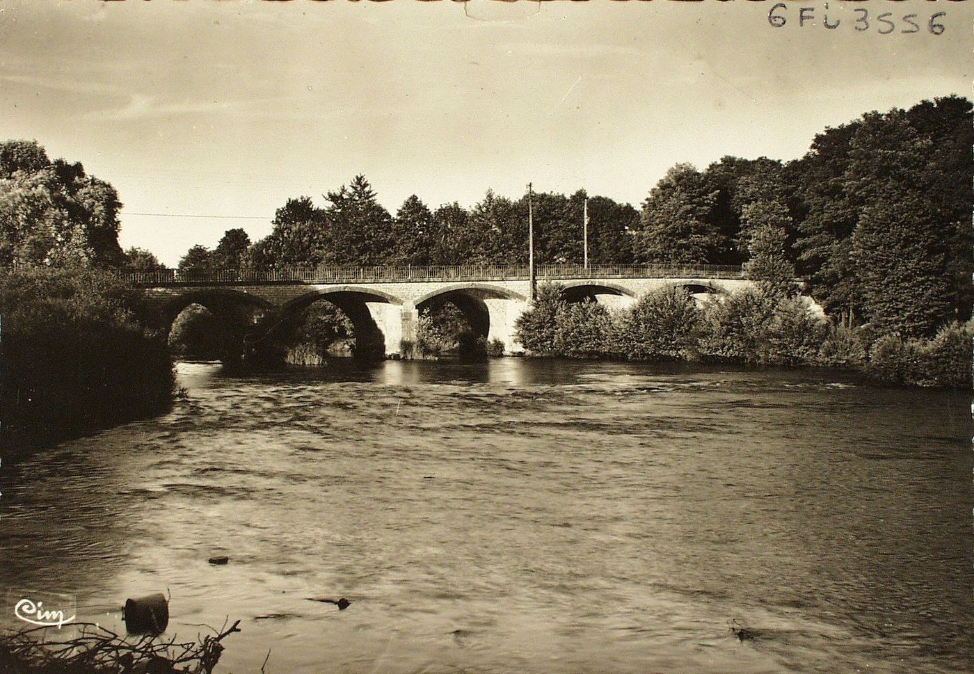 Toulon-sur-Arroux. Pont sur l'Arroux.