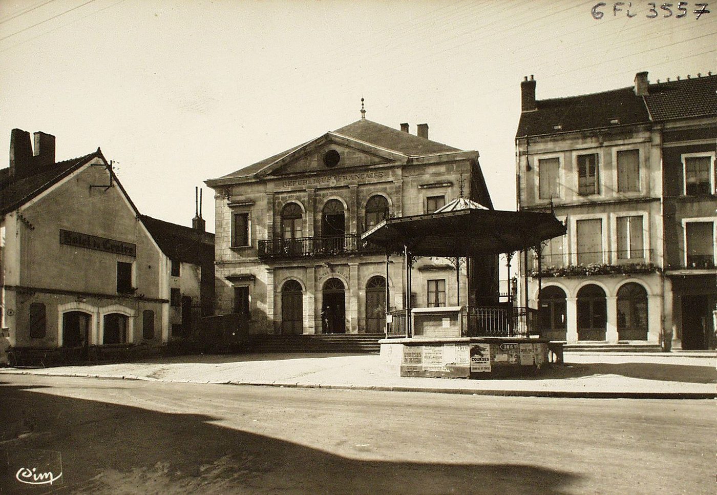 Toulon-sur-Arroux. Place d'armes.