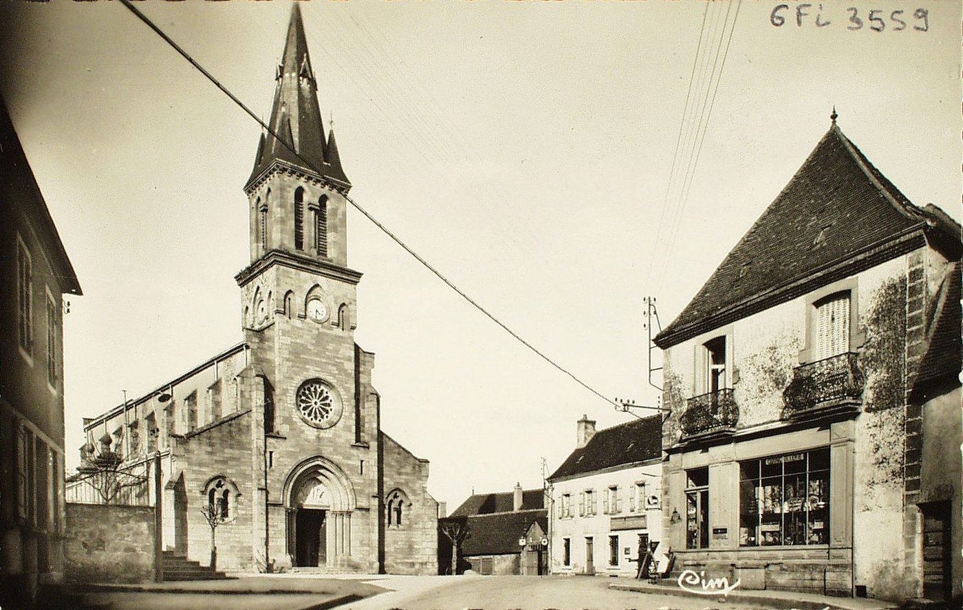 Toulon-sur-Arroux. L'église et la poste.