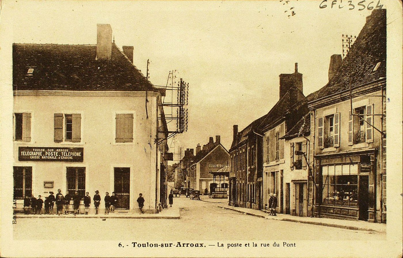 Toulon-sur-Arroux. La poste et la rue du Pont.