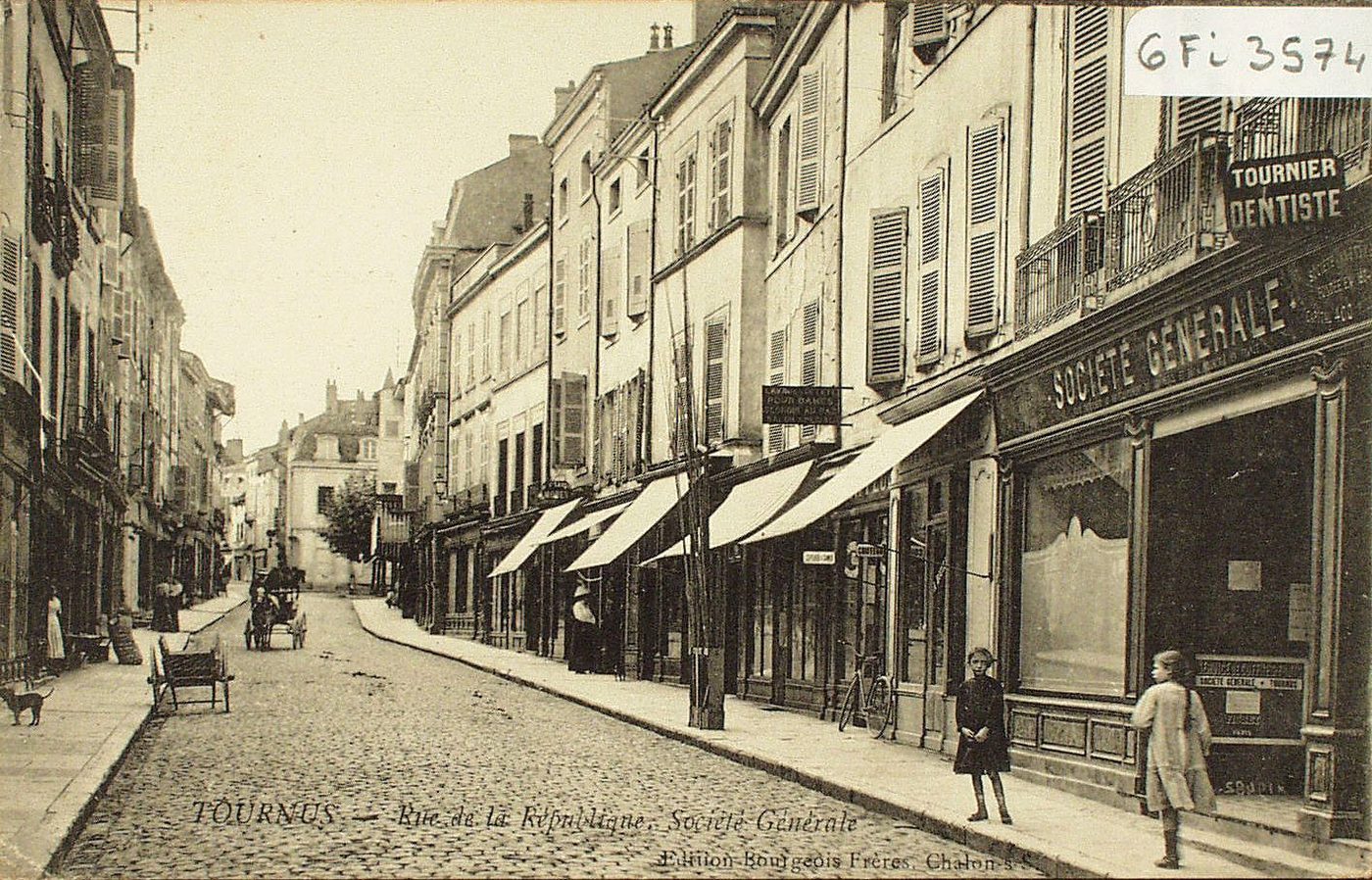 Tournus. Rue de la République. Société Générale.