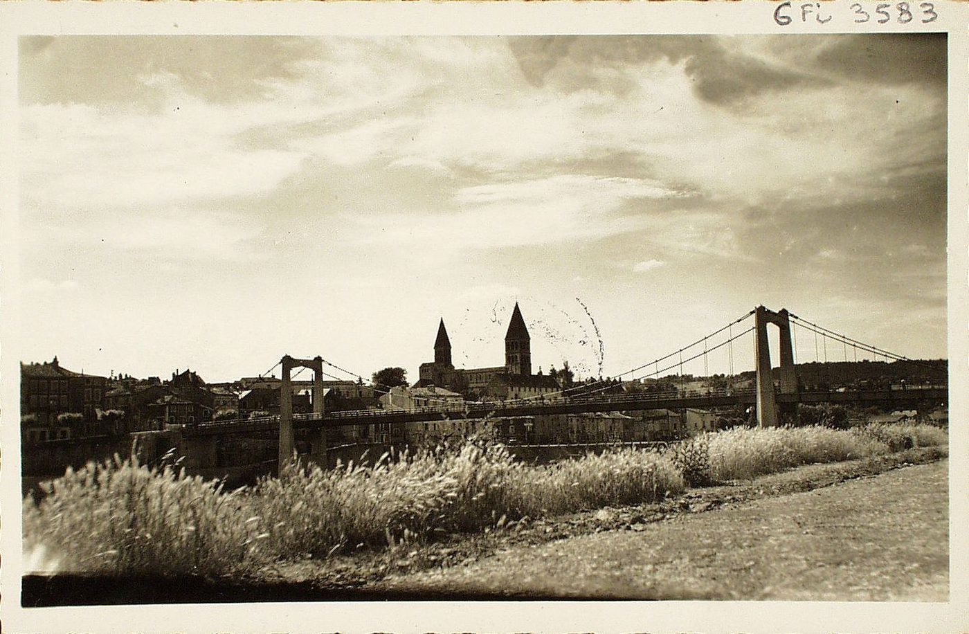 Tournus. Pont suspendu sur la Saône, terminé en 1950.