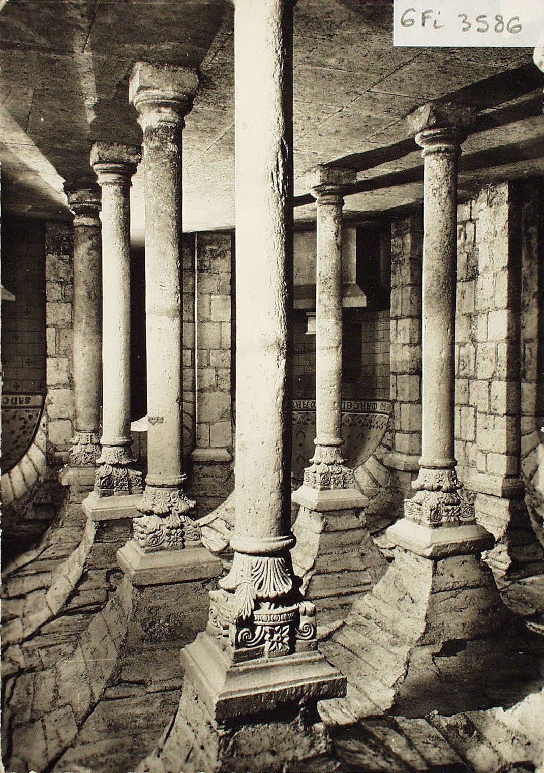 Tournus. Eglise Saint-Philibert (X-XIIe s.). Partie centrale de la crypte (Xe s.).