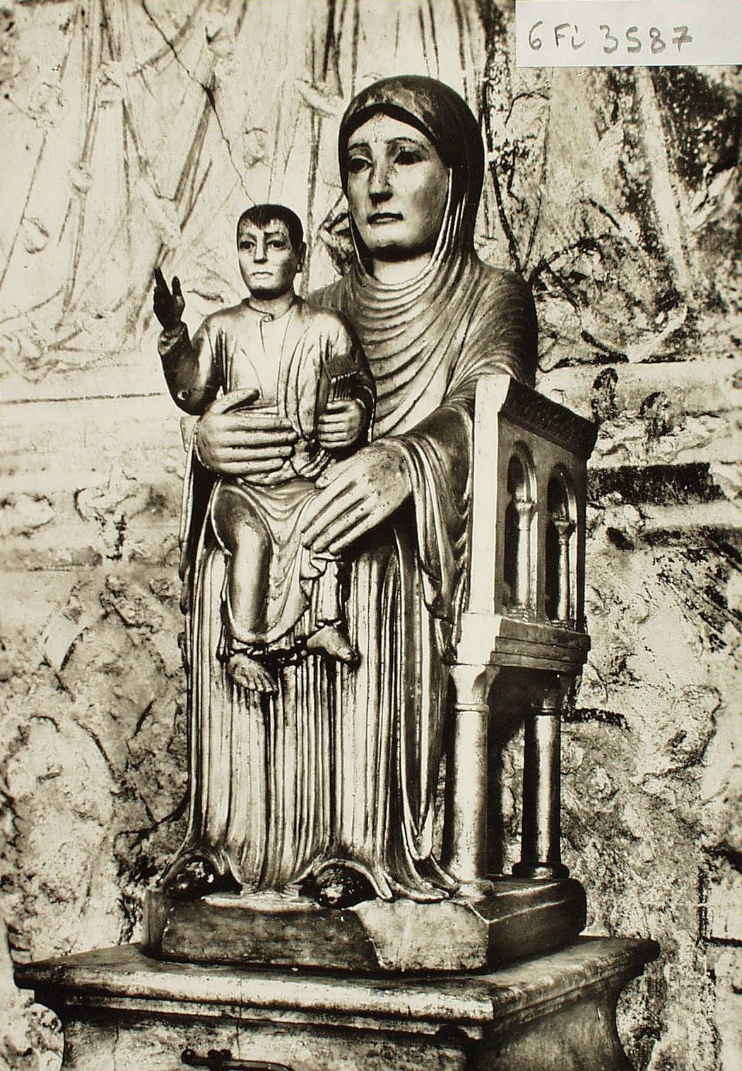 Tournus. Eglise Saint Philibert (Xe - XIIe s.). Vierge à l'enfant dite Notre-Dame-la-Brune (Bois de cèdre, XIIe s.).