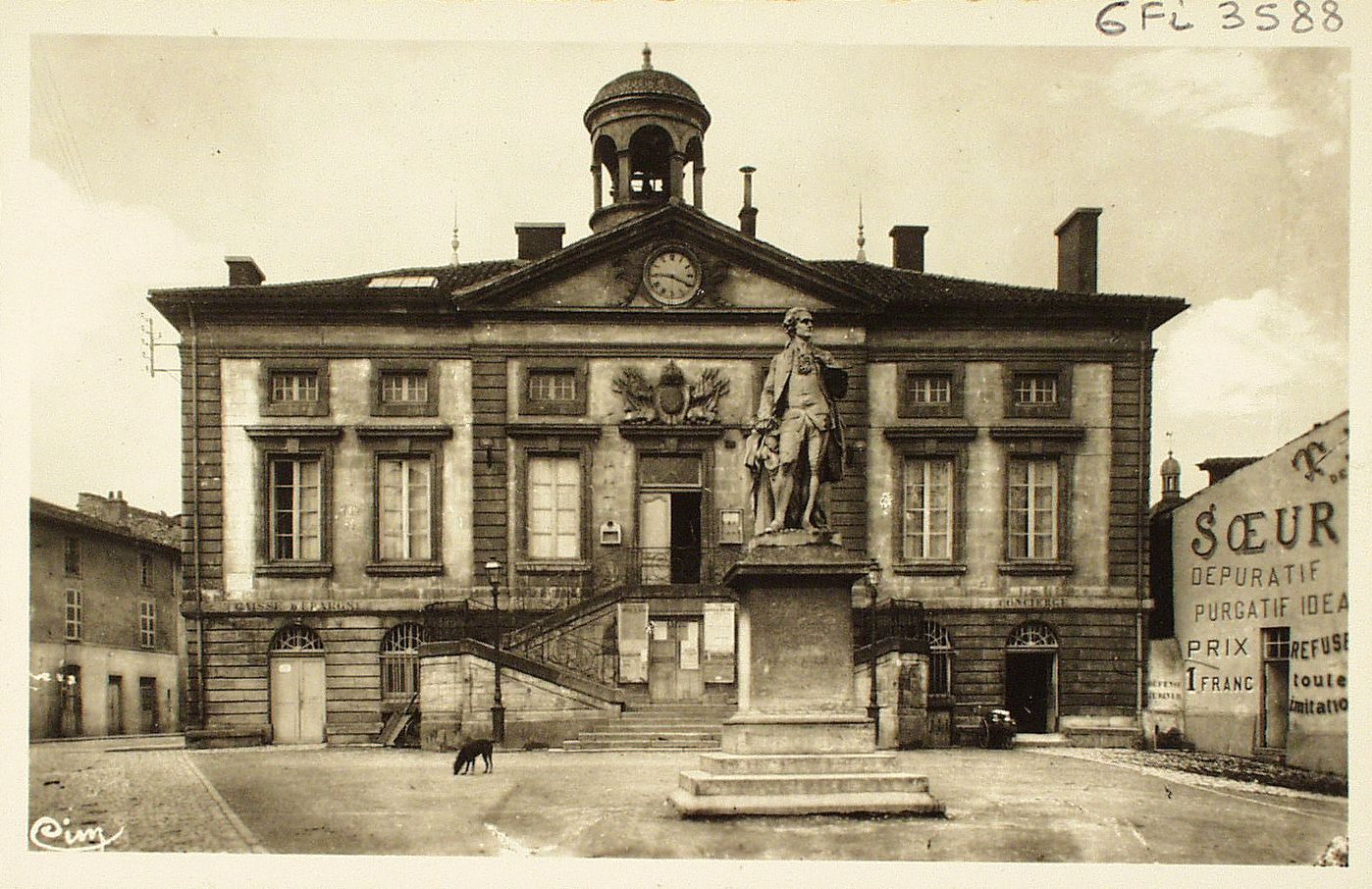 Tournus. L'hôtel de ville et la statue de Greuze.