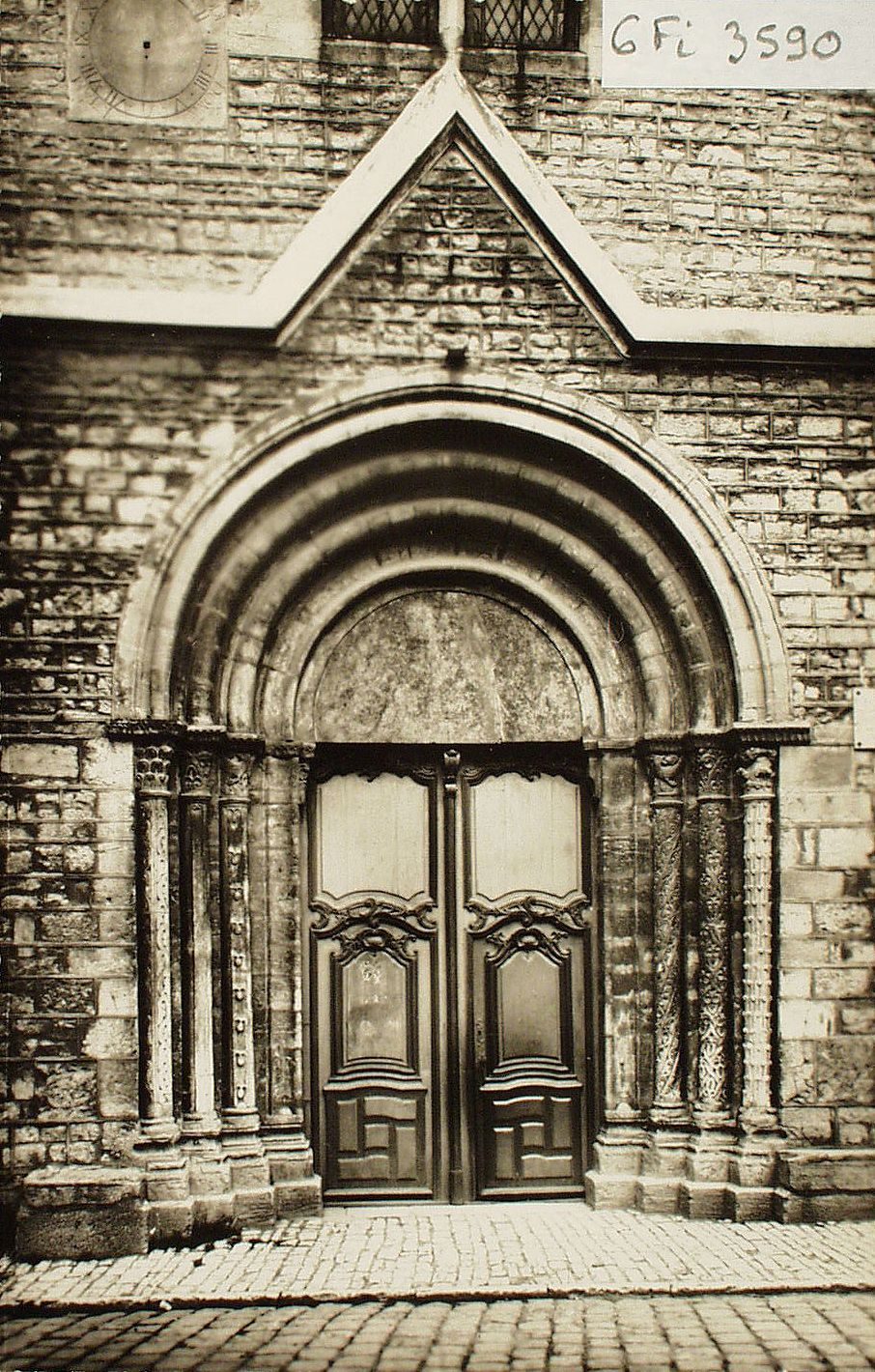 Tournus. Portail de la Madeleine.
