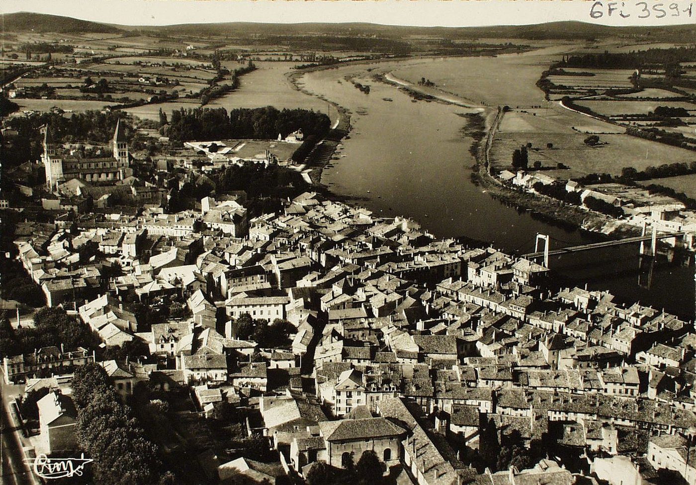 Tournus. Panorama sur la ville, l'église Saint-Philibert, la vallée de la Saône, le pont suspendu. Vue aérienne.