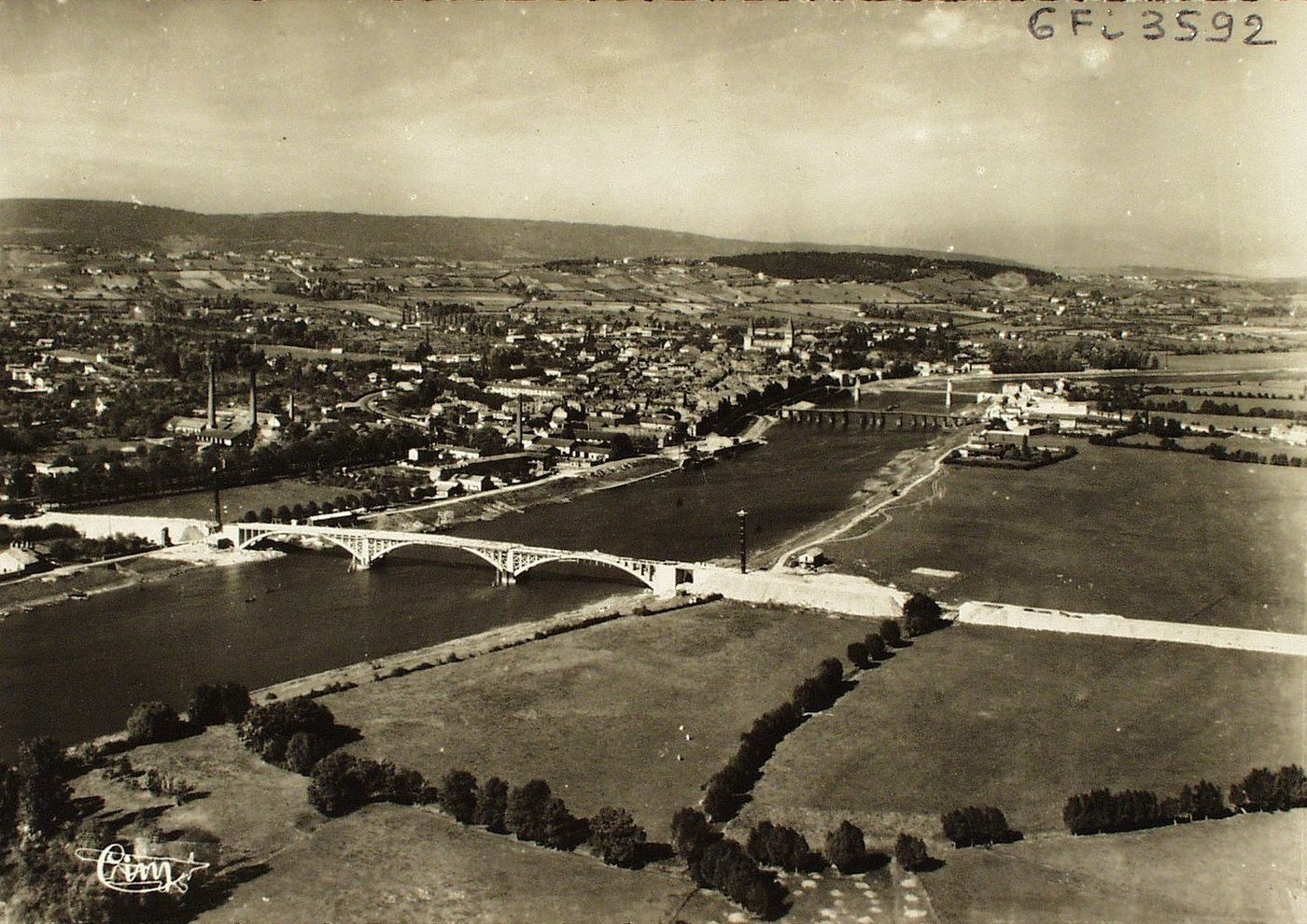 Tournus. Nouveau pont routier sur la Saône. Vue aérienne.