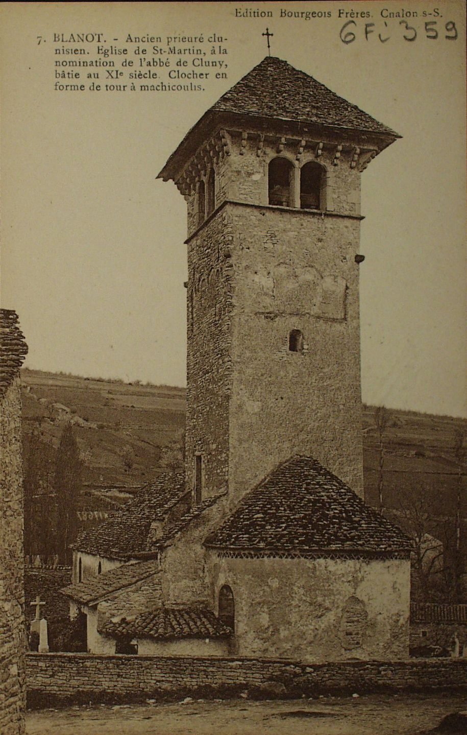 Blanot. Ancien prieuré clunisien. Eglise de Saint-Martin, à la nomination de l'abbé de Cluny au XIe siècle. Clocher en forme de tour à machicoulis.