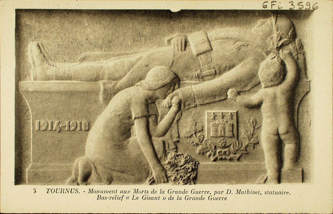 Tournus. Monument aux morts de la grande guerre, par D. Mathivet, statuaire. Bas-relief "Le Gisant" de la Grande Guerre.