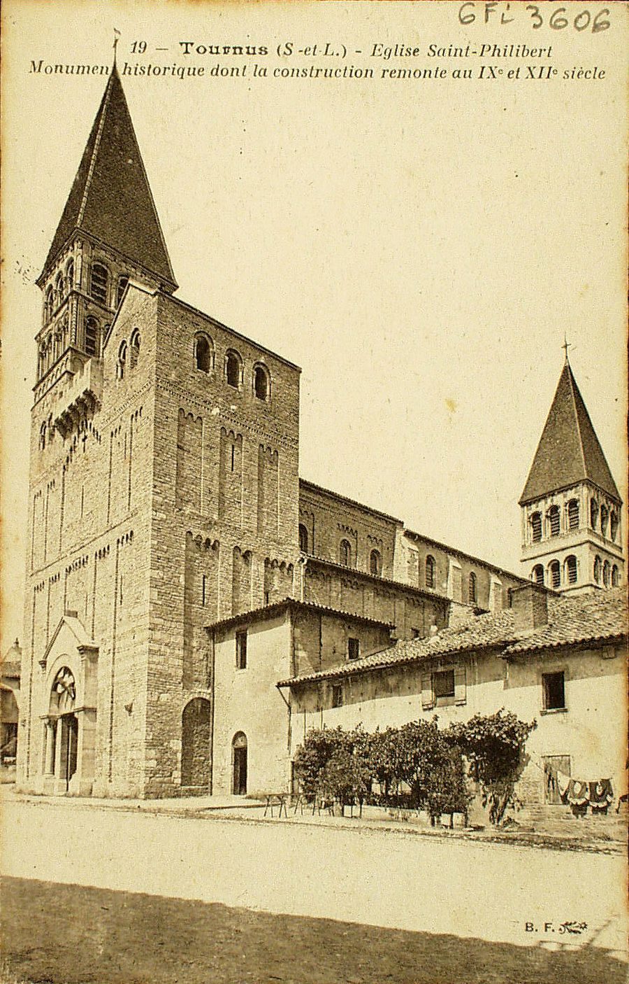 Tournus. Eglise Saint-Philibert. Monument historique dont la construction remonte au IXe et XIIe s.