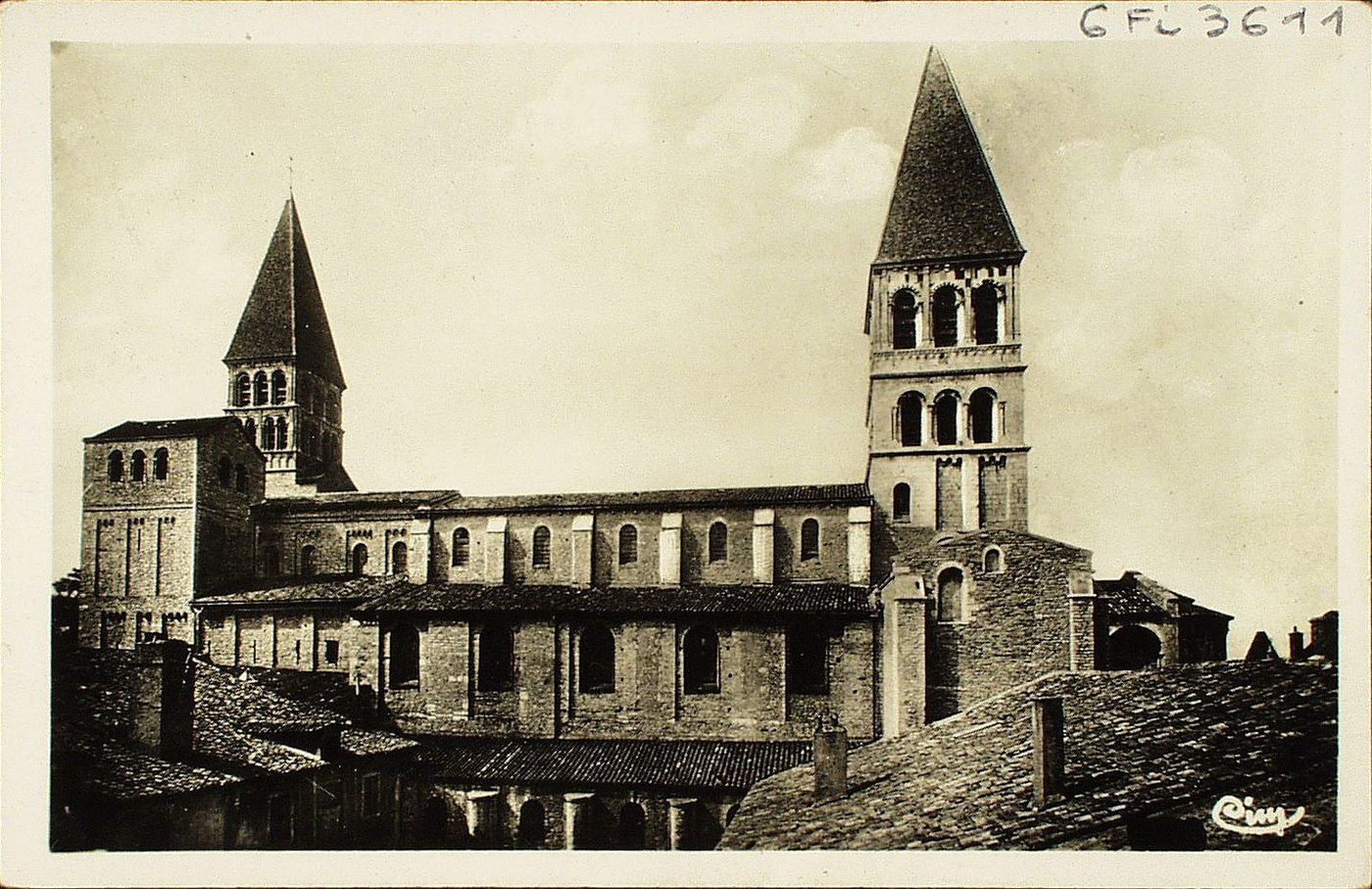 Tournus. Eglise Saint-Philibert. Vue de la cour du cloître.