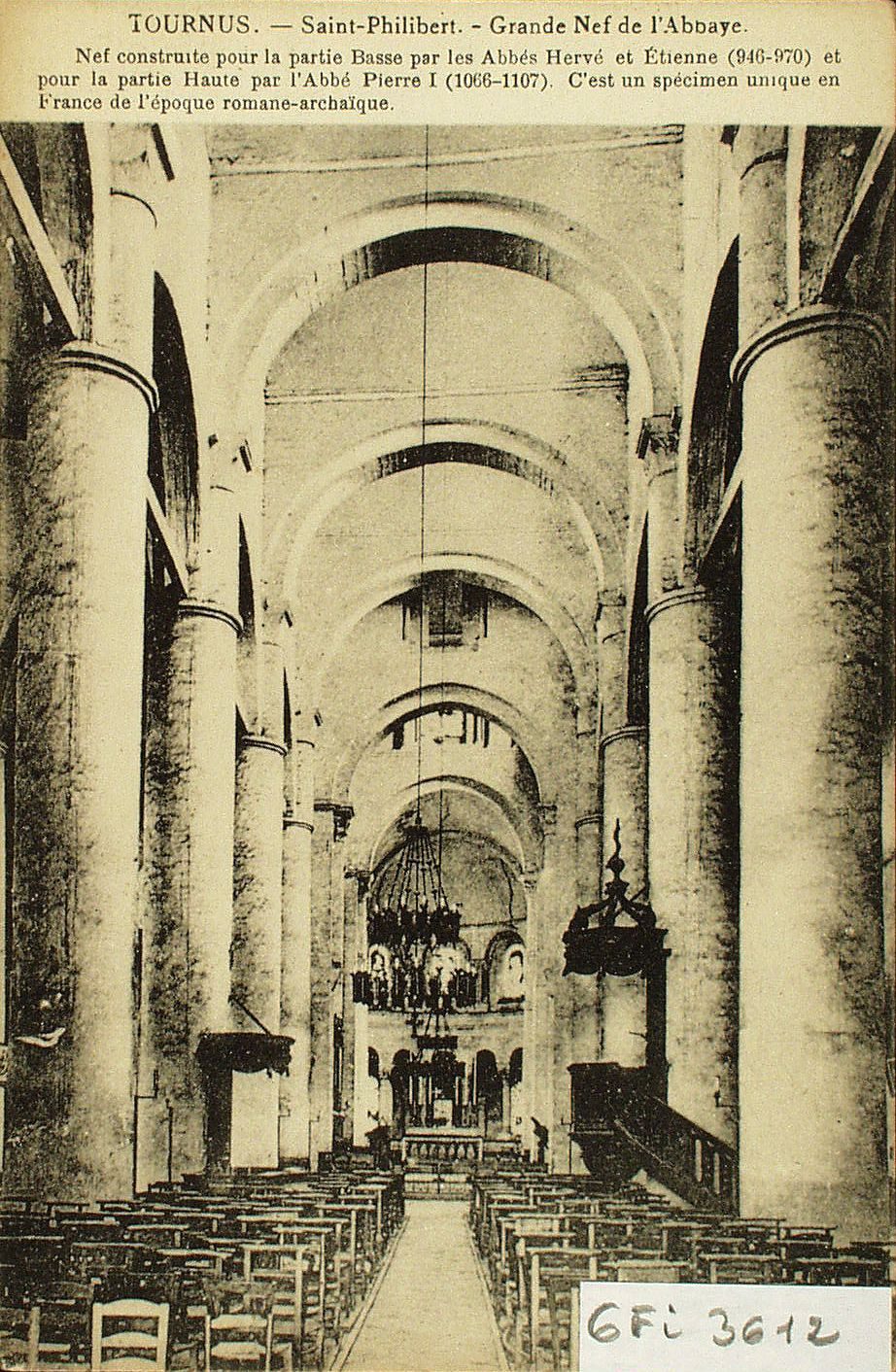 Tournus. Saint-Philibert. Grande nef de l'abbaye. Nef construite pour la partie basse par les abbés Hervé et Etienne (946-970) et pour la partie haute par l'Abbé Pierre I (1066-1107). C'est un spécimen unique en France de l'époque romane-archaïque.