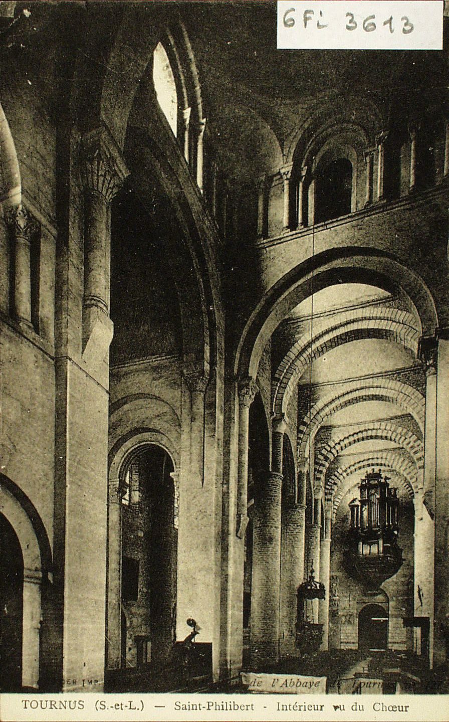 Tournus. Saint-Philibert. Intérieur vu du choeur.