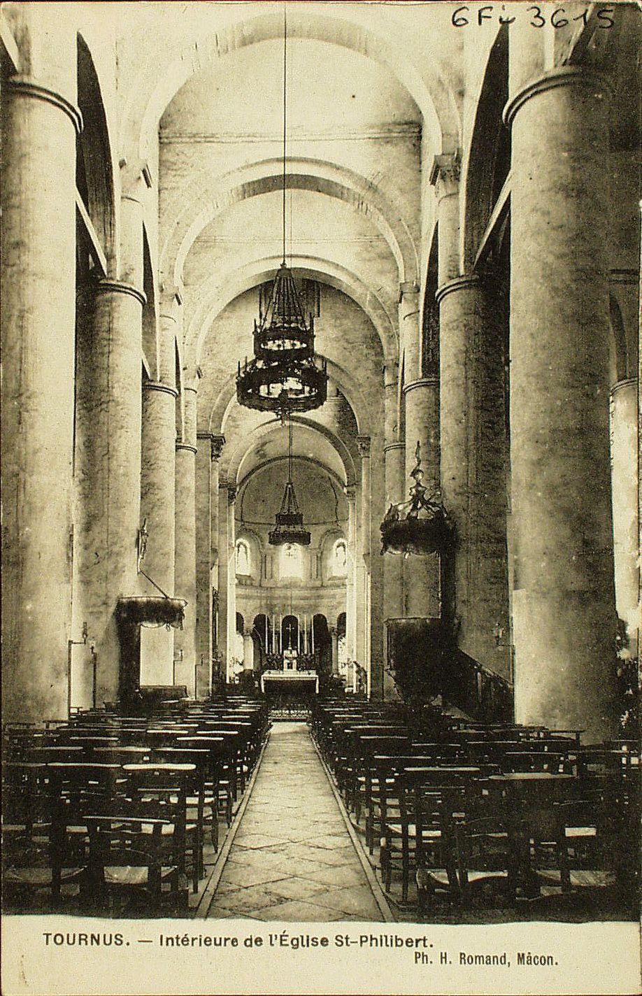 Tournus. Intérieure de l'église Saint-Philibert.