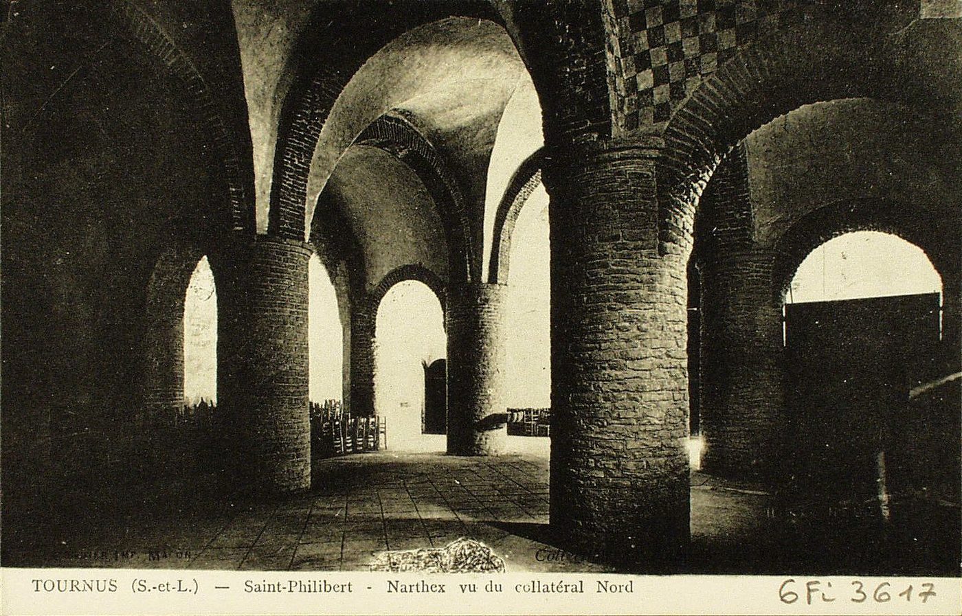 Tournus. Saint-Philibert. Narthex vu du collatéral Nord.