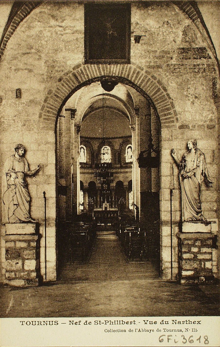 Tournus. Nef de Saint-Philibert. Vue du narthex.