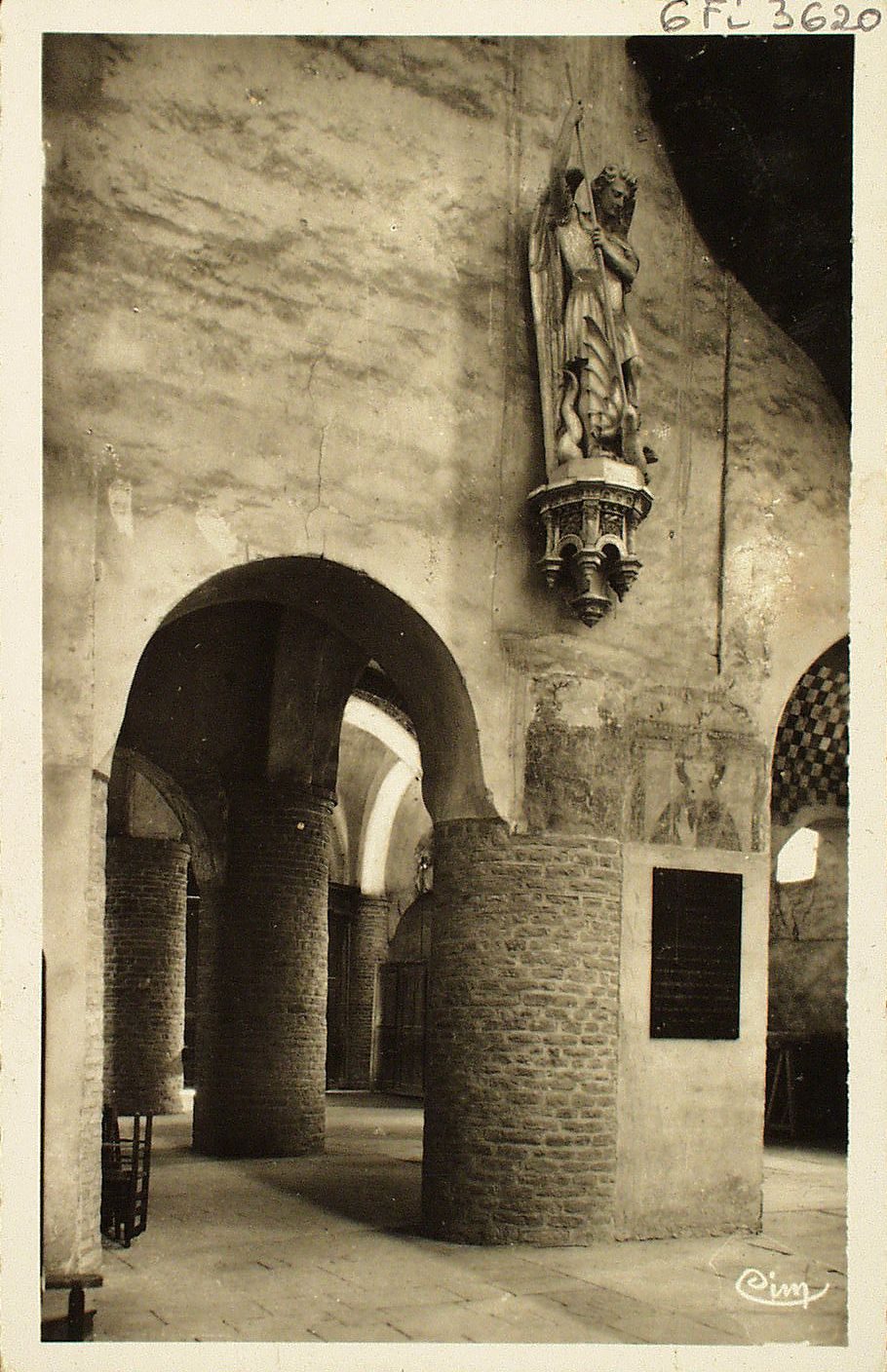 Tournus. Intérieur de l'abbaye.