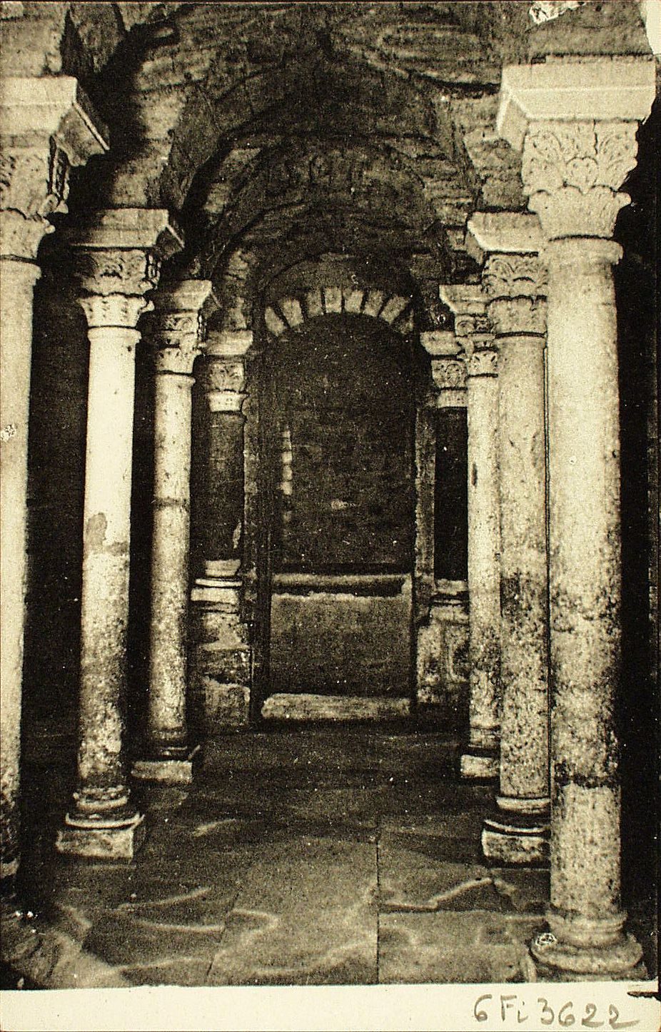 Tournus. Saint-Philibert. Colonnettes et puits de la crypte.