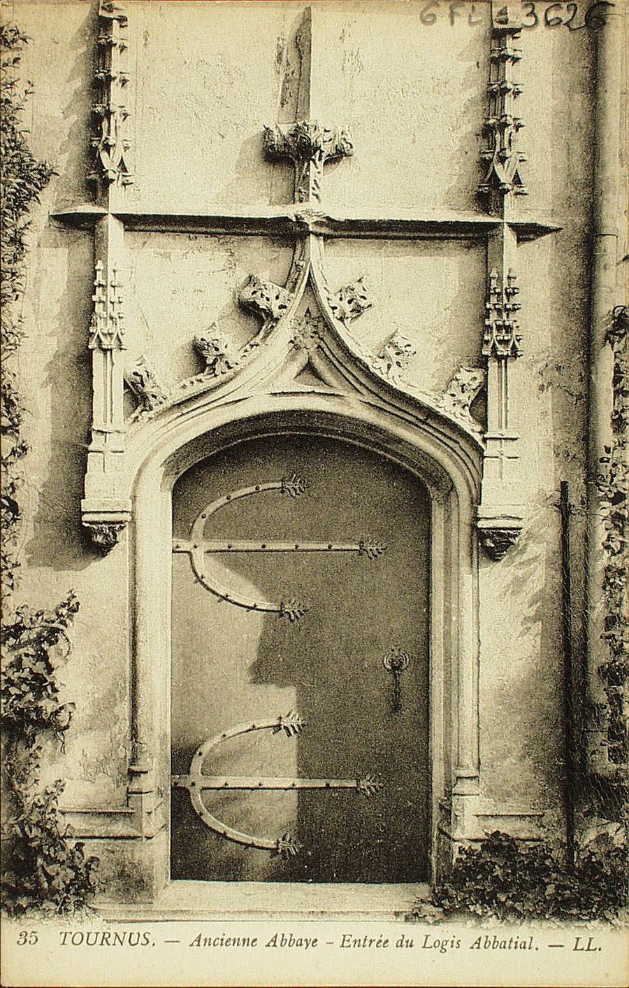Tournus. Ancienne abbaye. Entrée du logis abbatial.