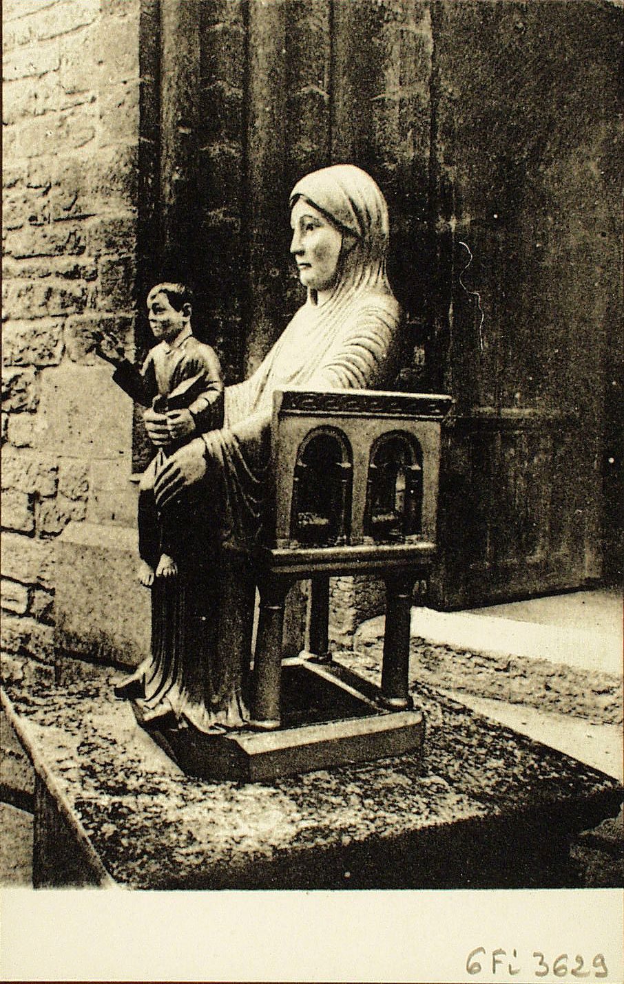 Saint-Philibert de Tournus. Madone du XIIe s. (de profil).