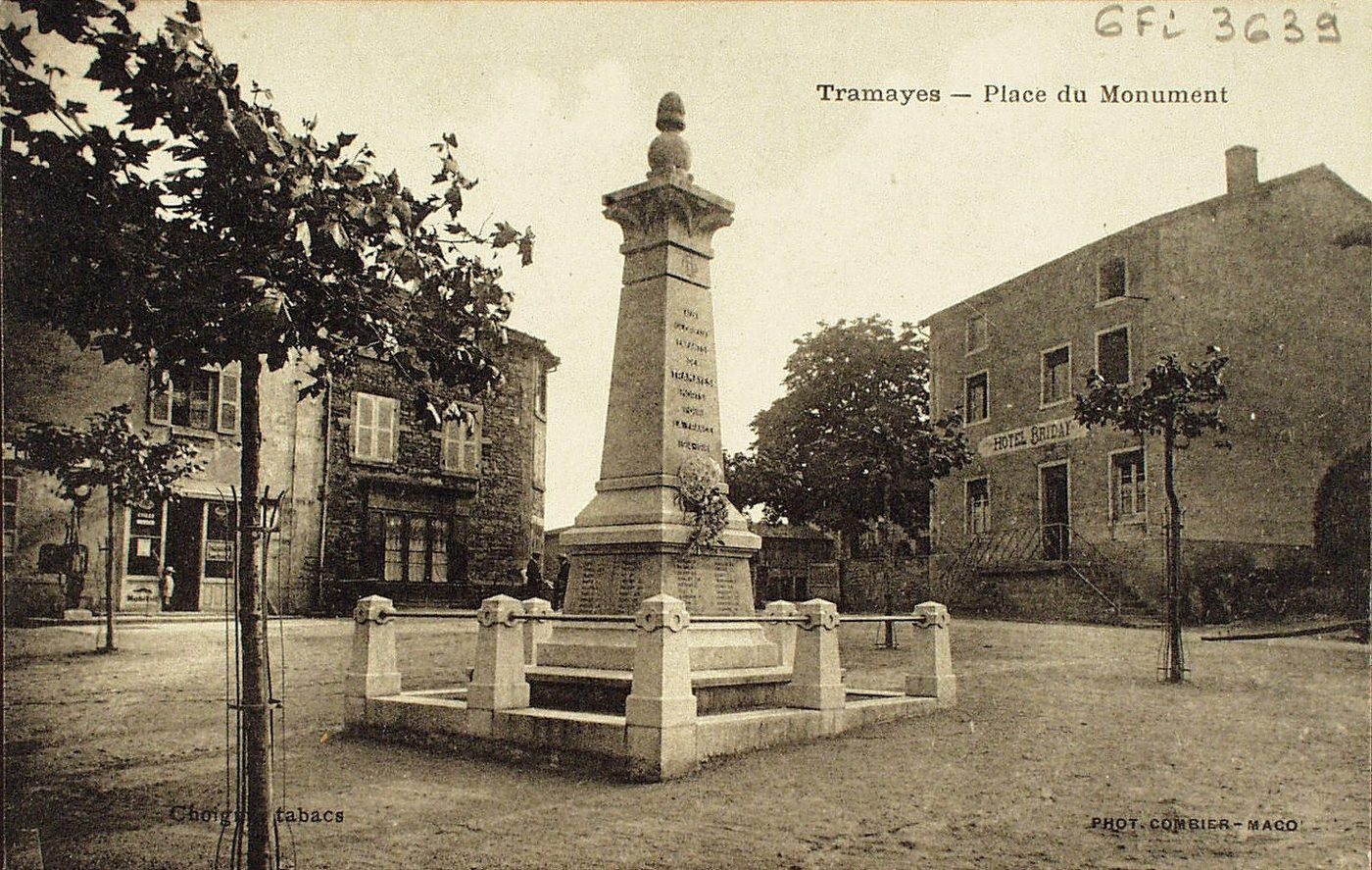 Tramayes. Place du monument.