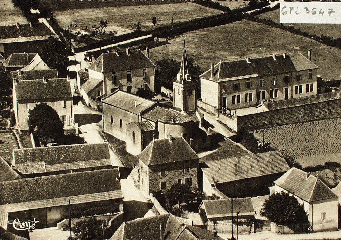 Trivy. Le Bourg. Vue aérienne.
