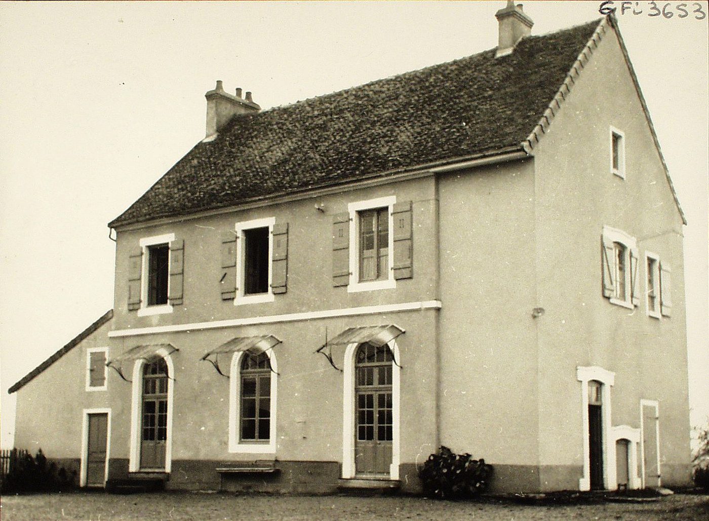 Ecole et mairie de Tronchy.